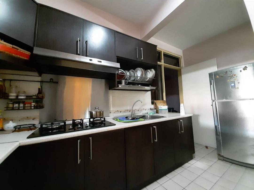 Kitchen cabinets and worktop in the Casa Indah 1 condominium
